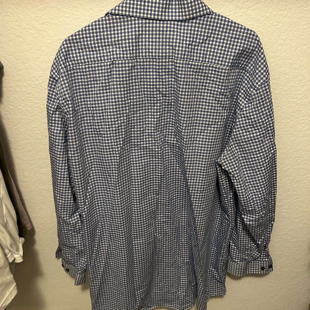 Men’s XXL shirt.